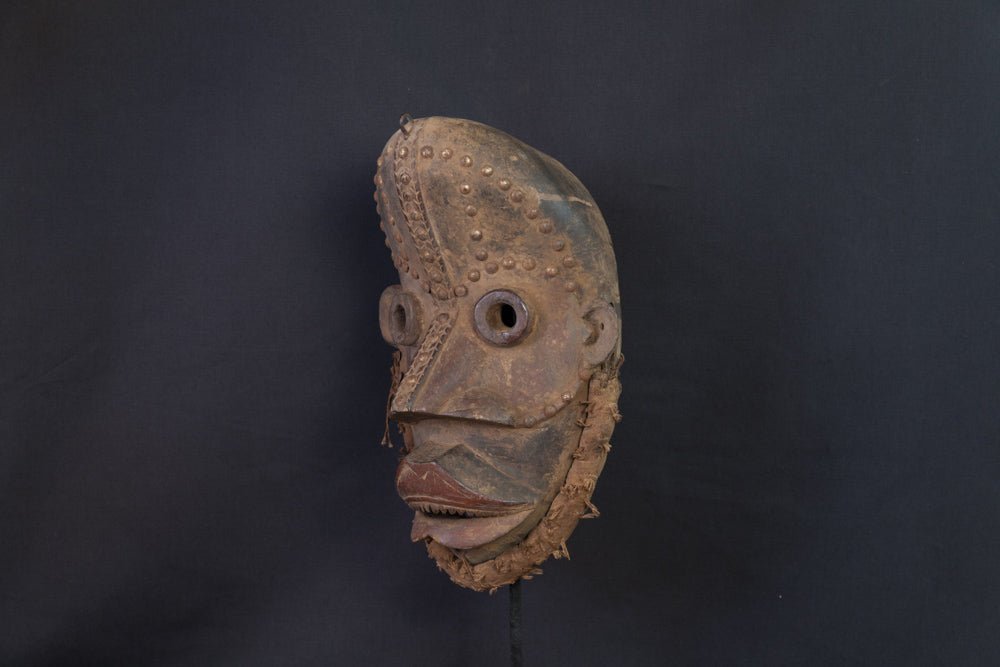 Masque Dan à surface cloutée et bouche ouverte -