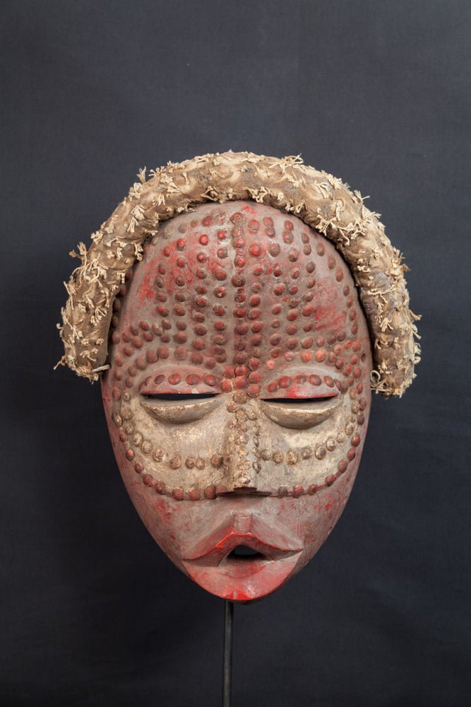 Masque Dan rouge à reliefs faciaux et textile de fibres -