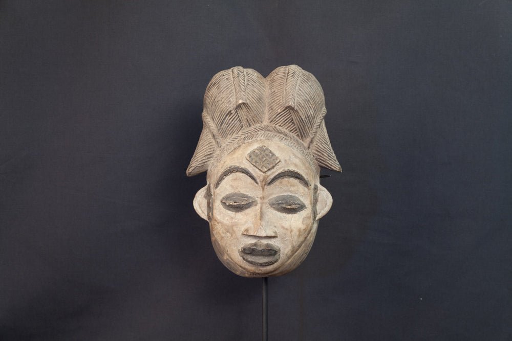 Masque Punu à hautes nattes et visage kaoliné -