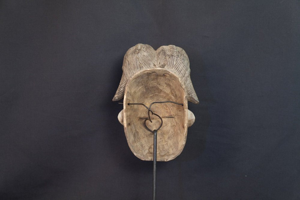 Masque Punu à hautes nattes et visage kaoliné -