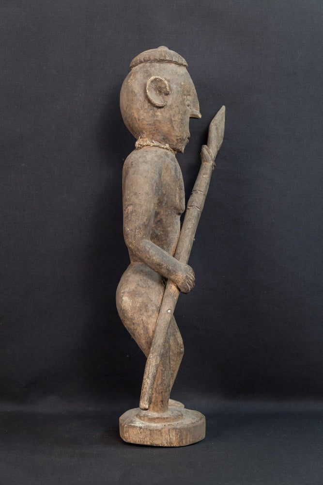Statue guerrière Mossi avec lance et collier de cauris -