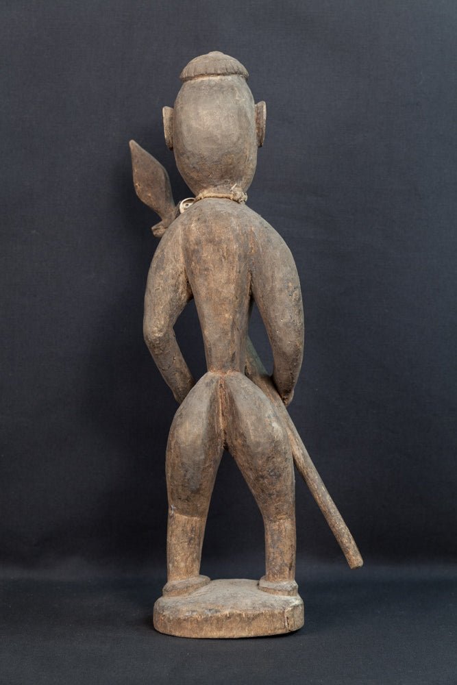 Statue guerrière Mossi avec lance et collier de cauris -