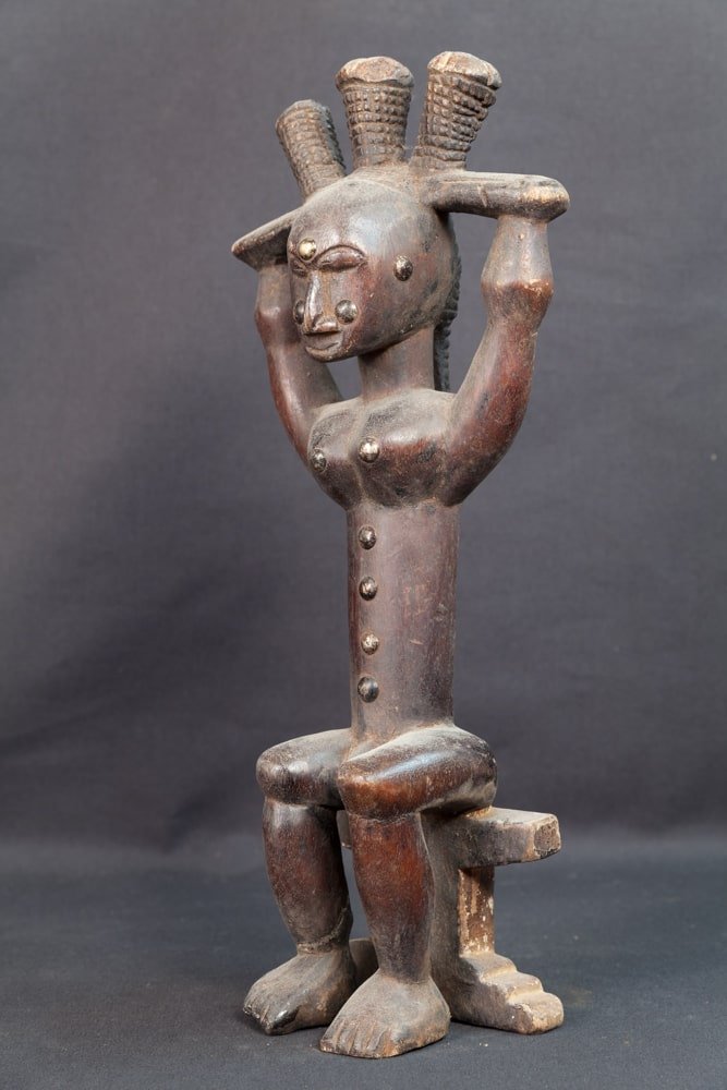 Statue Lobi assise cloutée à coiffe - tabouret -