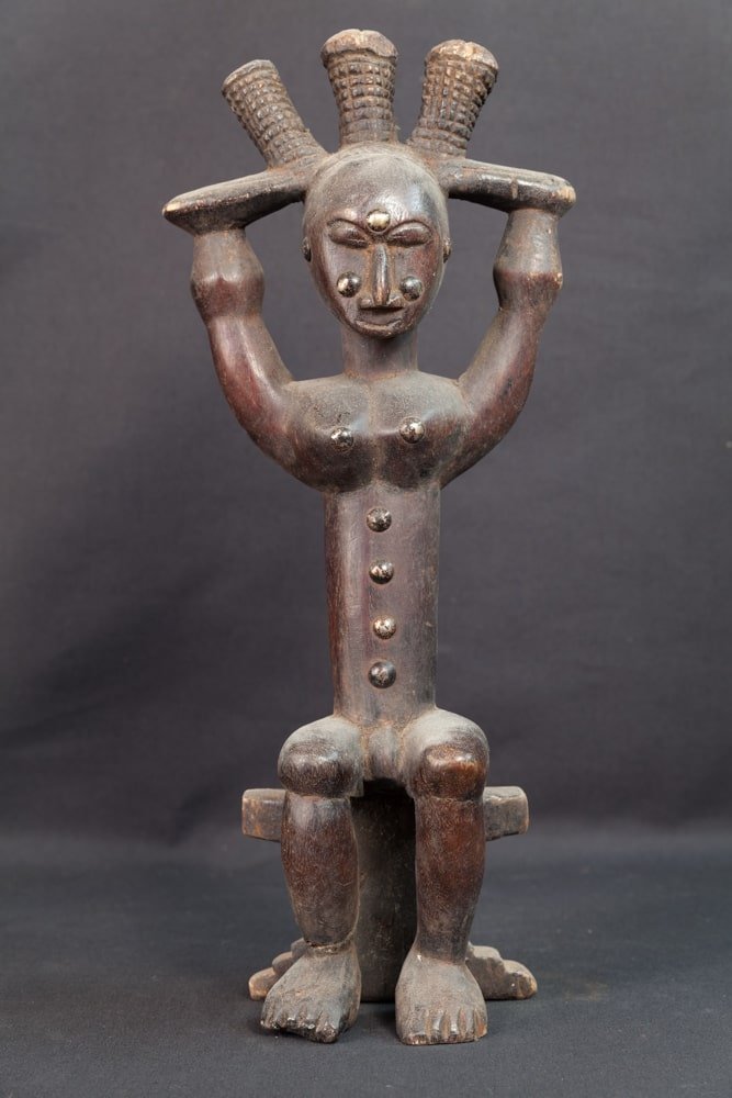 Statue Lobi assise cloutée à coiffe - tabouret -