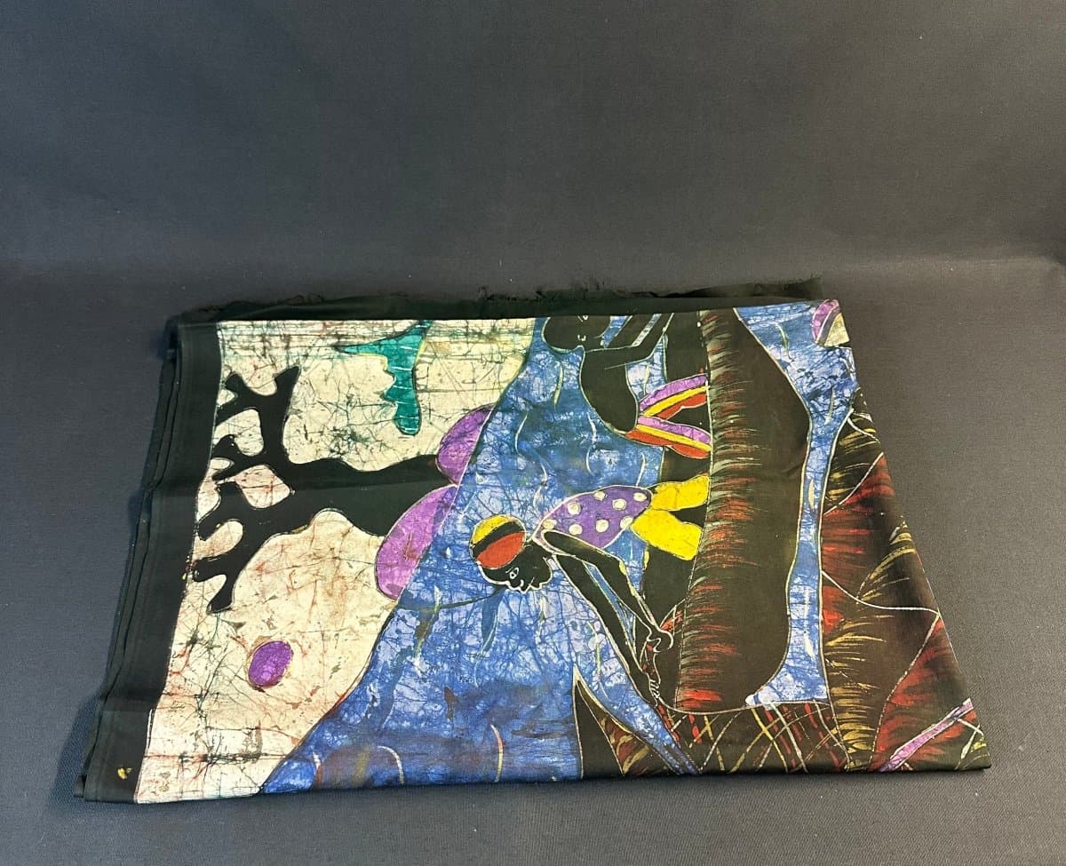 Batik africain de pirogues traditionnelles sur rivière bleue - 