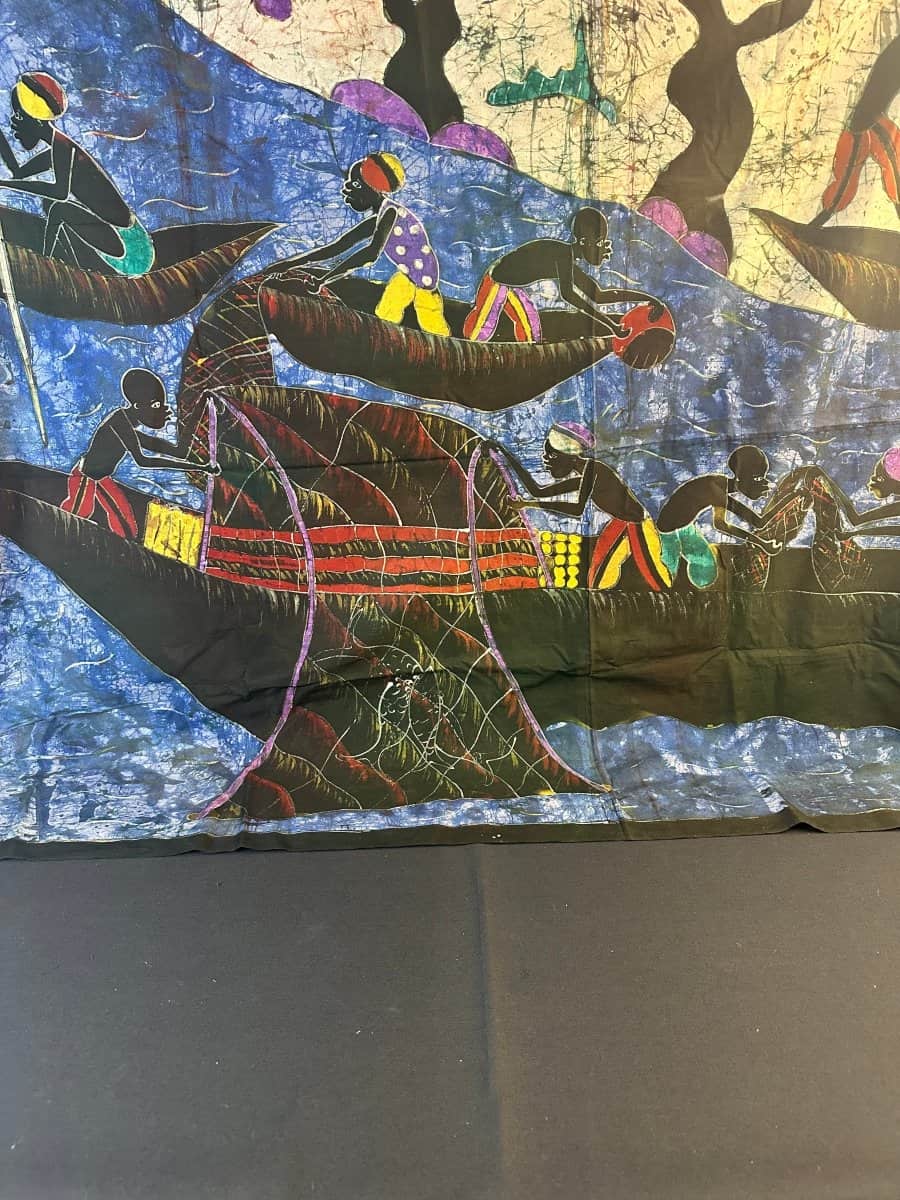 Batik africain de pirogues traditionnelles sur rivière bleue - 