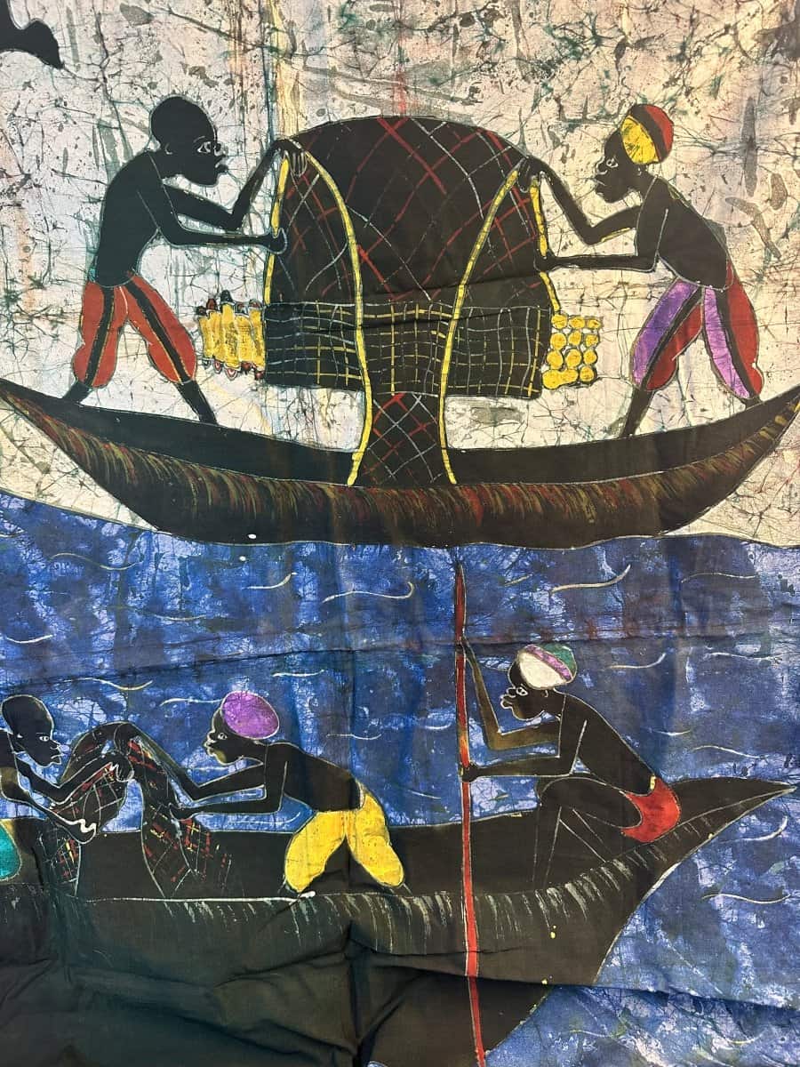 Batik africain de pirogues traditionnelles sur rivière bleue - 