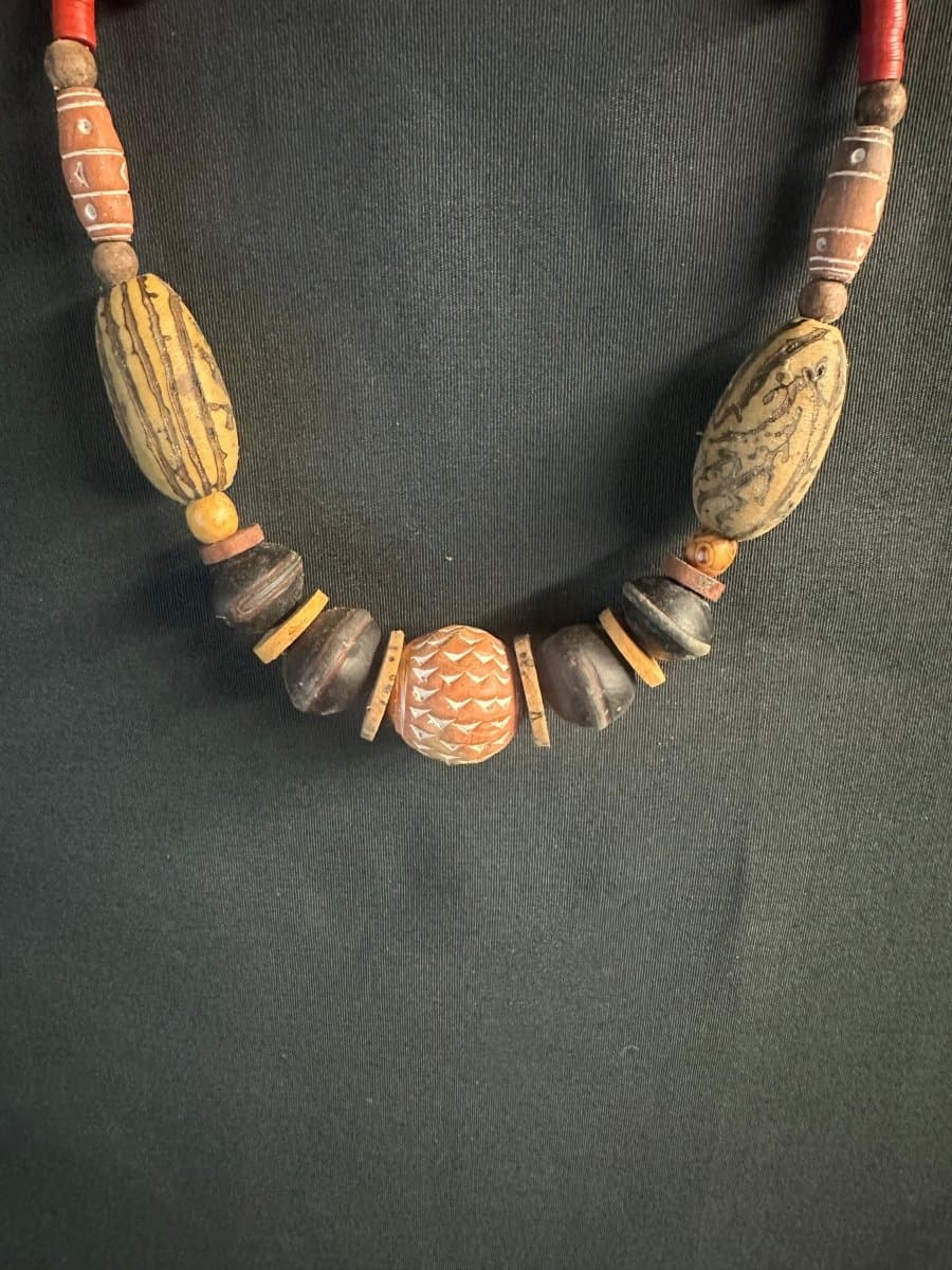 Collier africain avec perles décorées et motifs géométriques - 