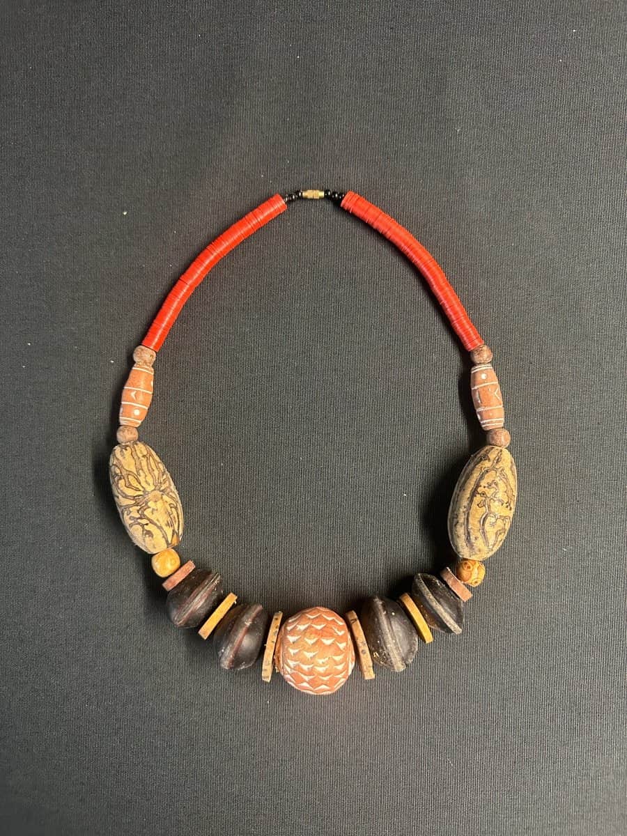 Collier africain avec perles décorées et motifs géométriques - 
