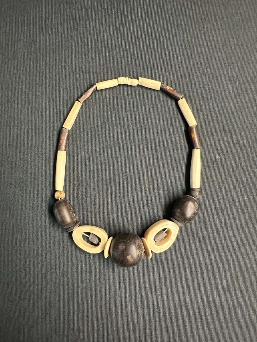 Collier africain noir et ivoire en perles sculptées - 