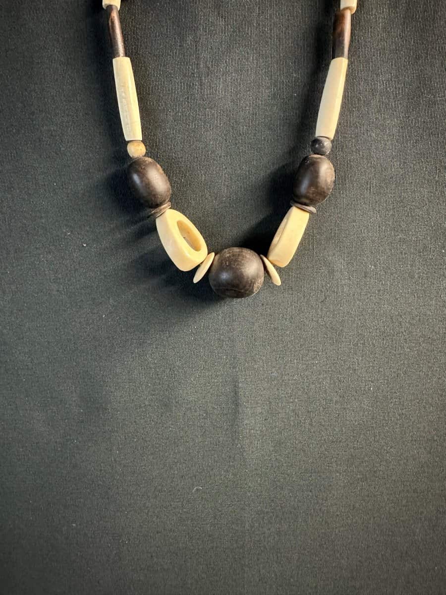 Collier africain noir et ivoire en perles sculptées - 