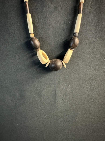 Collier africain noir et ivoire en perles sculptées - 