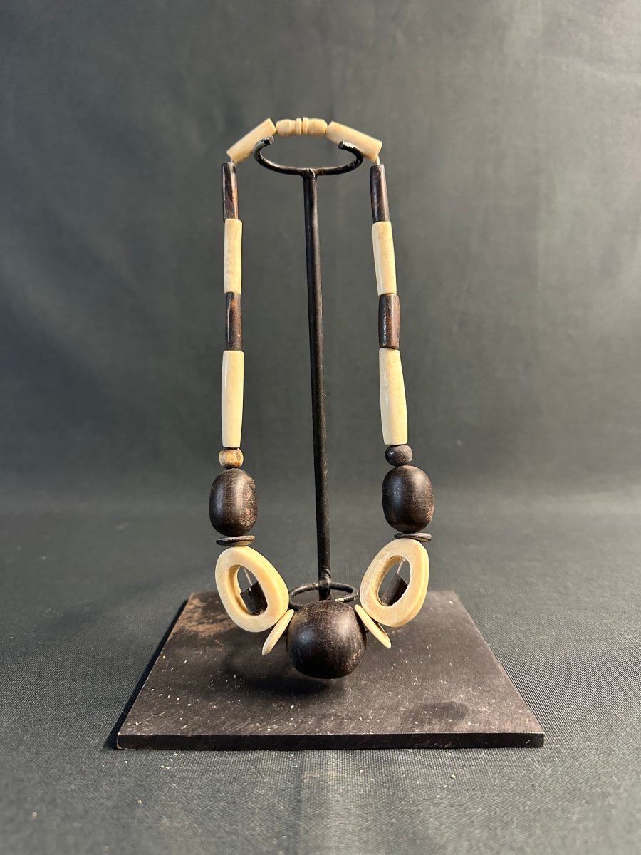 Collier africain noir et ivoire en perles sculptées - 