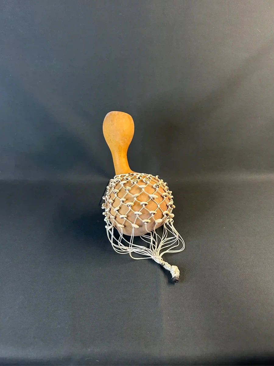 Hochet africain en calebasse et coquillages - 