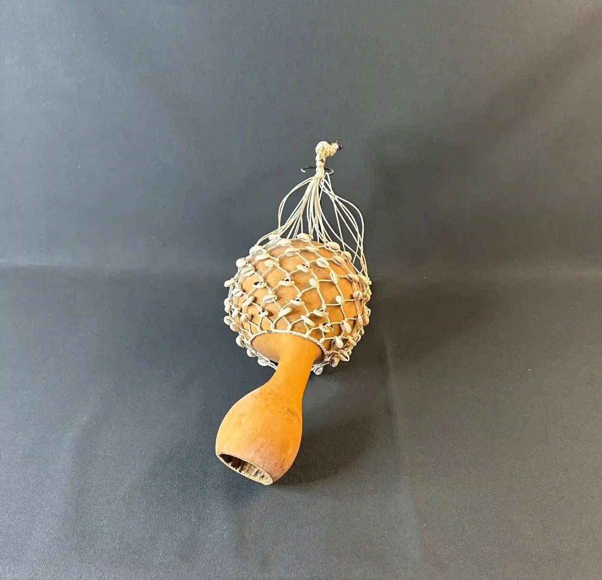Hochet africain en calebasse et coquillages - 