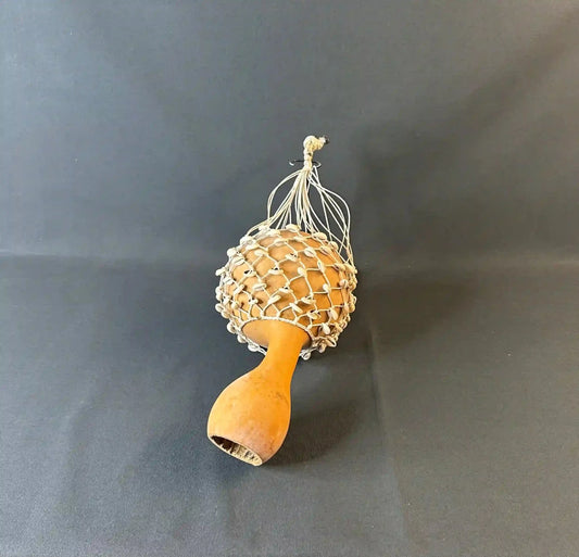 Hochet africain en calebasse et coquillages - 