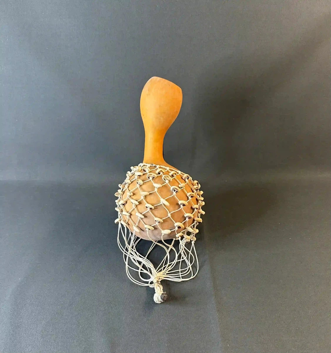 Hochet africain en calebasse et coquillages - 