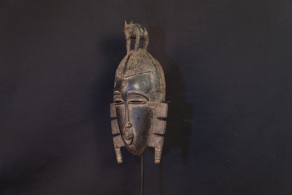 Masque Baoulé à coiffe zoomorphe haute et visage allongé - 