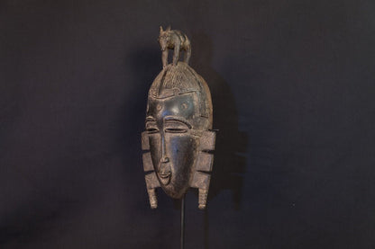 Masque Baoulé à coiffe zoomorphe haute et visage allongé - 