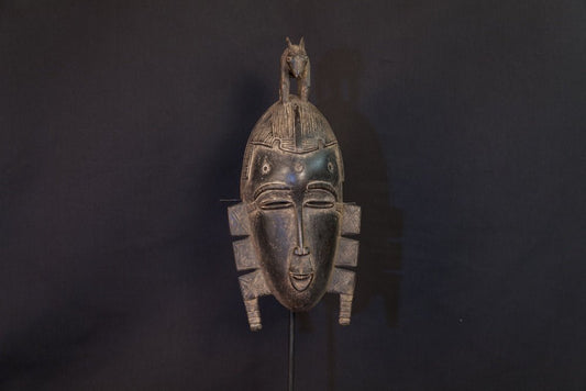 Masque Baoulé à coiffe zoomorphe haute et visage allongé - 
