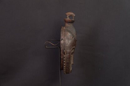 Masque Baoulé rituel à visage ovale et coiffe anthropomorphe - 