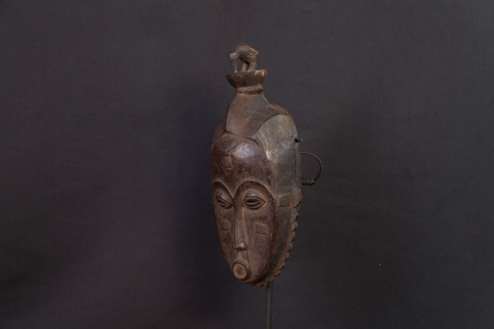 Masque Baoulé rituel à visage ovale et coiffe anthropomorphe - 