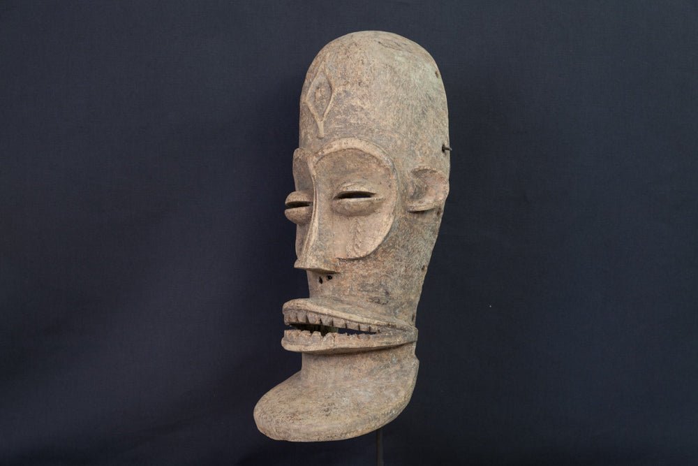 Masque Chokwe à bouche dentée et forme allongée - 