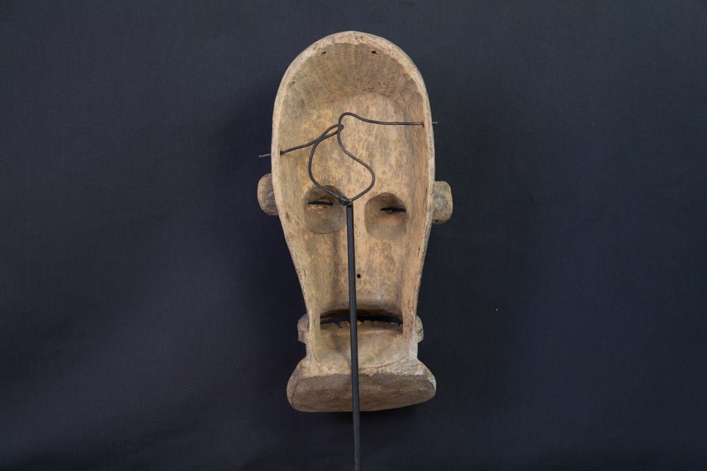 Masque Chokwe à bouche dentée et forme allongée - 