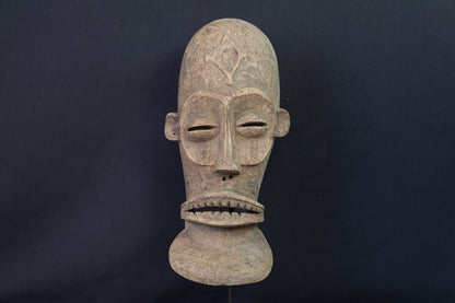 Masque Chokwe à bouche dentée et forme allongée - 
