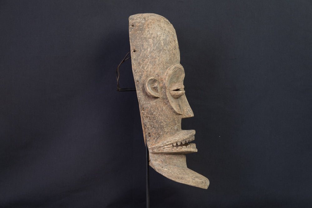 Masque Chokwe à bouche dentée et forme allongée - 