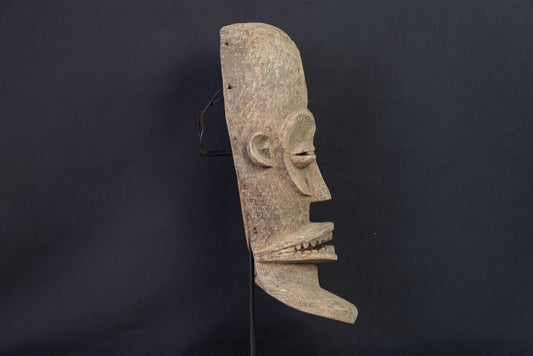 Masque Chokwe à bouche dentée et forme allongée - 