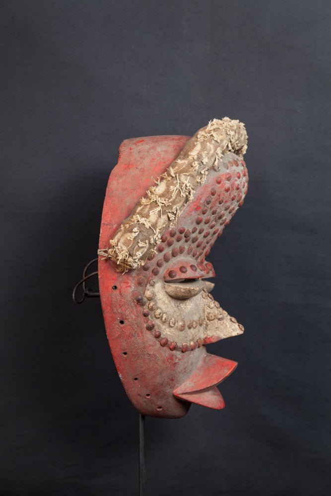 Masque Dan rouge à reliefs faciaux et textile de fibres - 