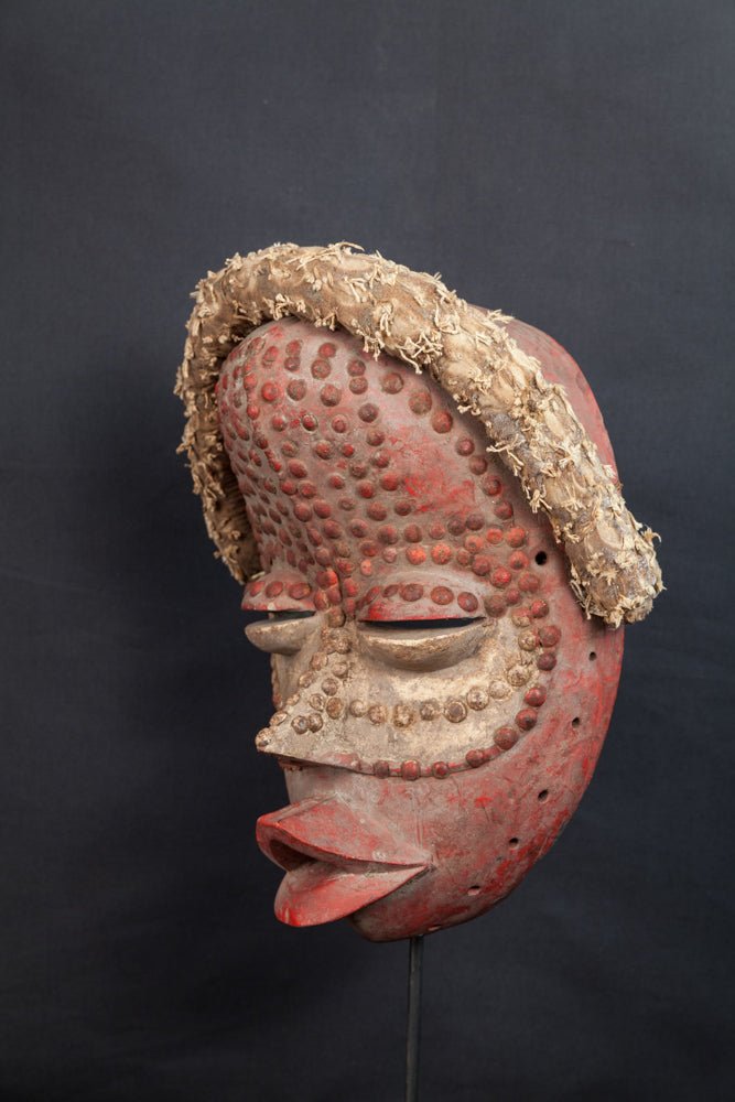 Masque Dan rouge à reliefs faciaux et textile de fibres - 