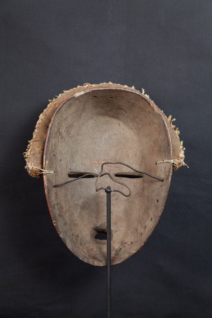 Masque Dan rouge à reliefs faciaux et textile de fibres - 