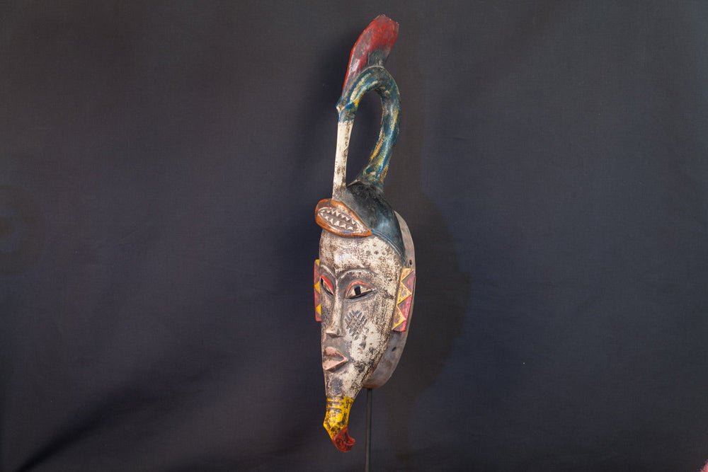 Masque Gouro à coiffe d’oiseau et motifs colorés - 