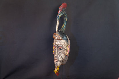 Masque Gouro à coiffe d’oiseau et motifs colorés - 