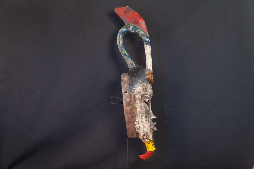 Masque Gouro à coiffe d’oiseau et motifs colorés - 