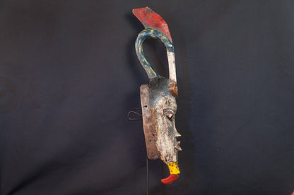 Masque Gouro à coiffe d’oiseau et motifs colorés - 