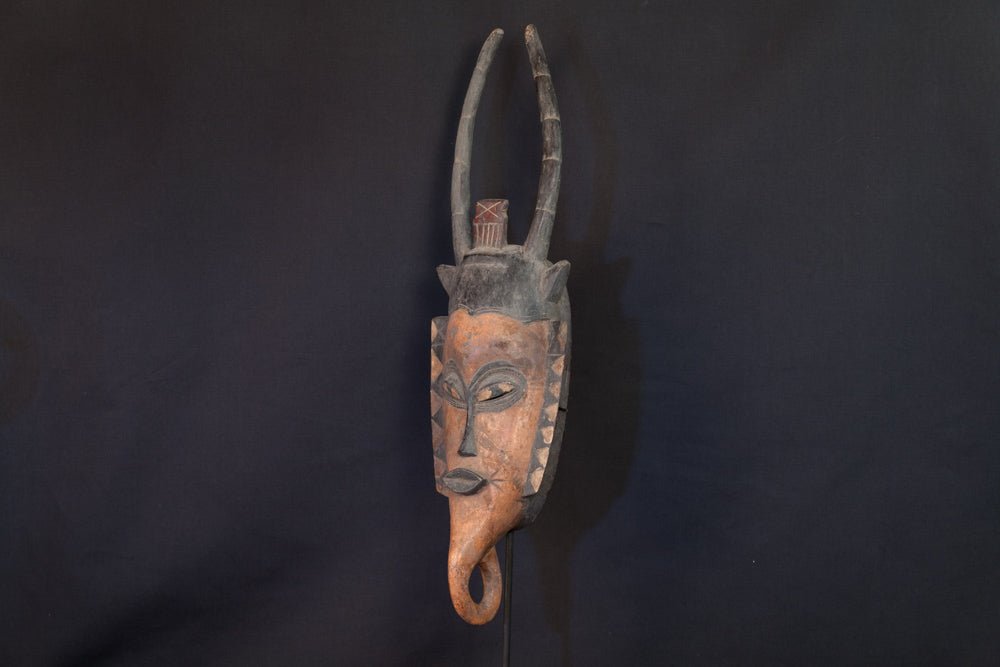 Masque Gouro en bois à coiffe verticale et cornes - 