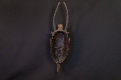 Masque Gouro en bois à coiffe verticale et cornes - 