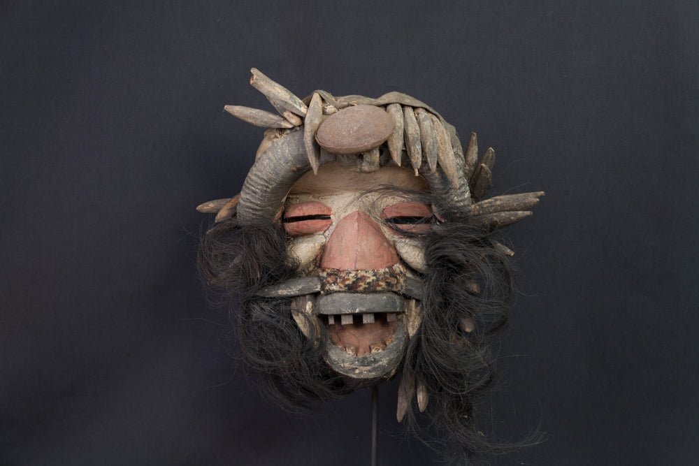 Masque Guere barbu à cornes et bouche dentée - 
