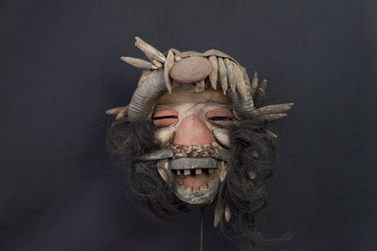 Masque Guere barbu à cornes et bouche dentée - 