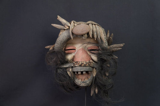 Masque Guere barbu à cornes et bouche dentée - 