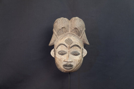 Masque Punu à hautes nattes et visage kaoliné - 