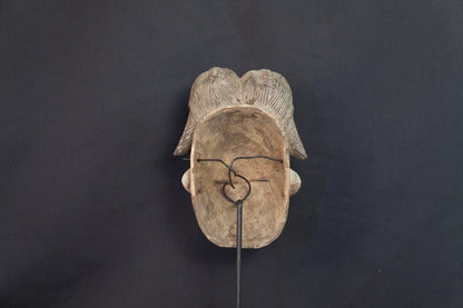 Masque Punu à hautes nattes et visage kaoliné - 