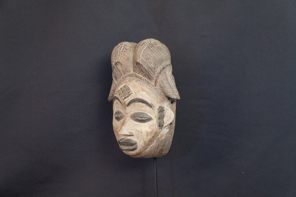 Masque Punu à hautes nattes et visage kaoliné - 
