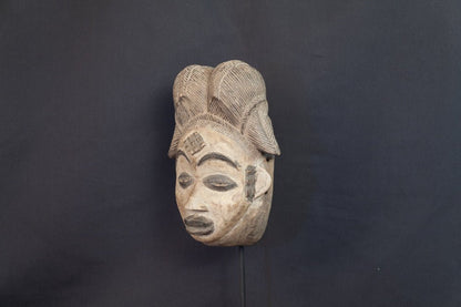 Masque Punu à hautes nattes et visage kaoliné - 