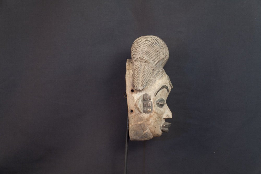 Masque Punu à hautes nattes et visage kaoliné - 