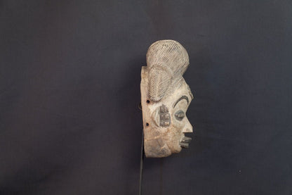 Masque Punu à hautes nattes et visage kaoliné - 