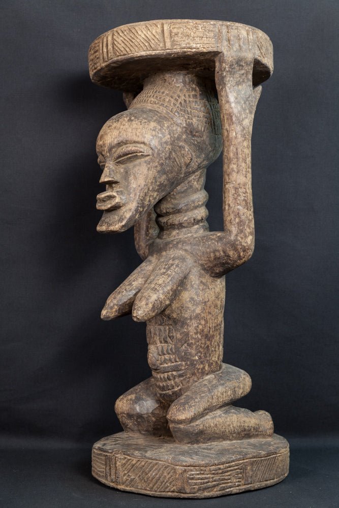Statue Baoulé féminine assise porte - offrande - 